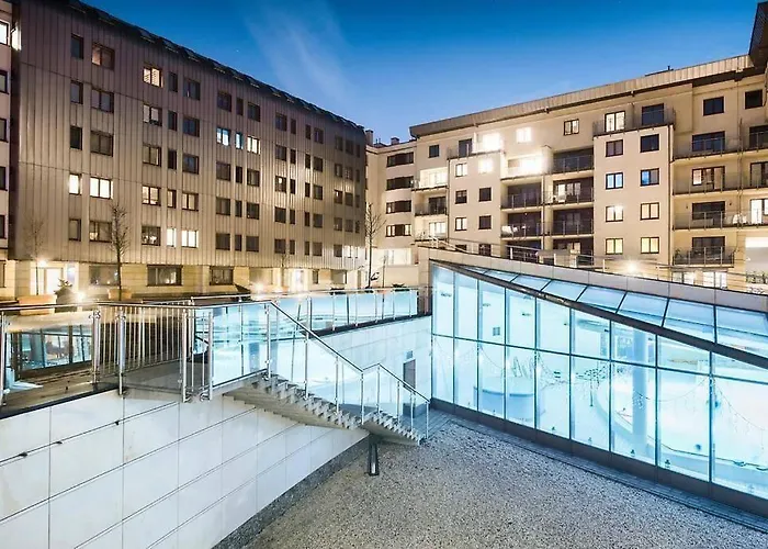 Laurel White Apartment With Jacuzzi Bath And Pool Access